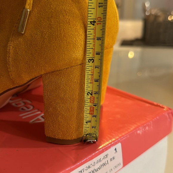 Yellow boots - size 6 - Picture 5 of 9